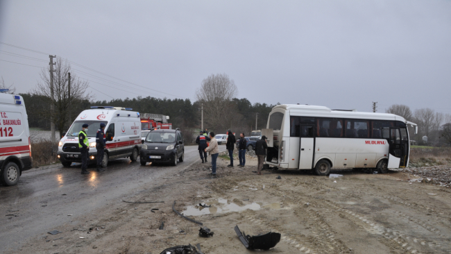 Bolu'da servis midibüsü ile otomobil çarpıştı: 9 yaralı